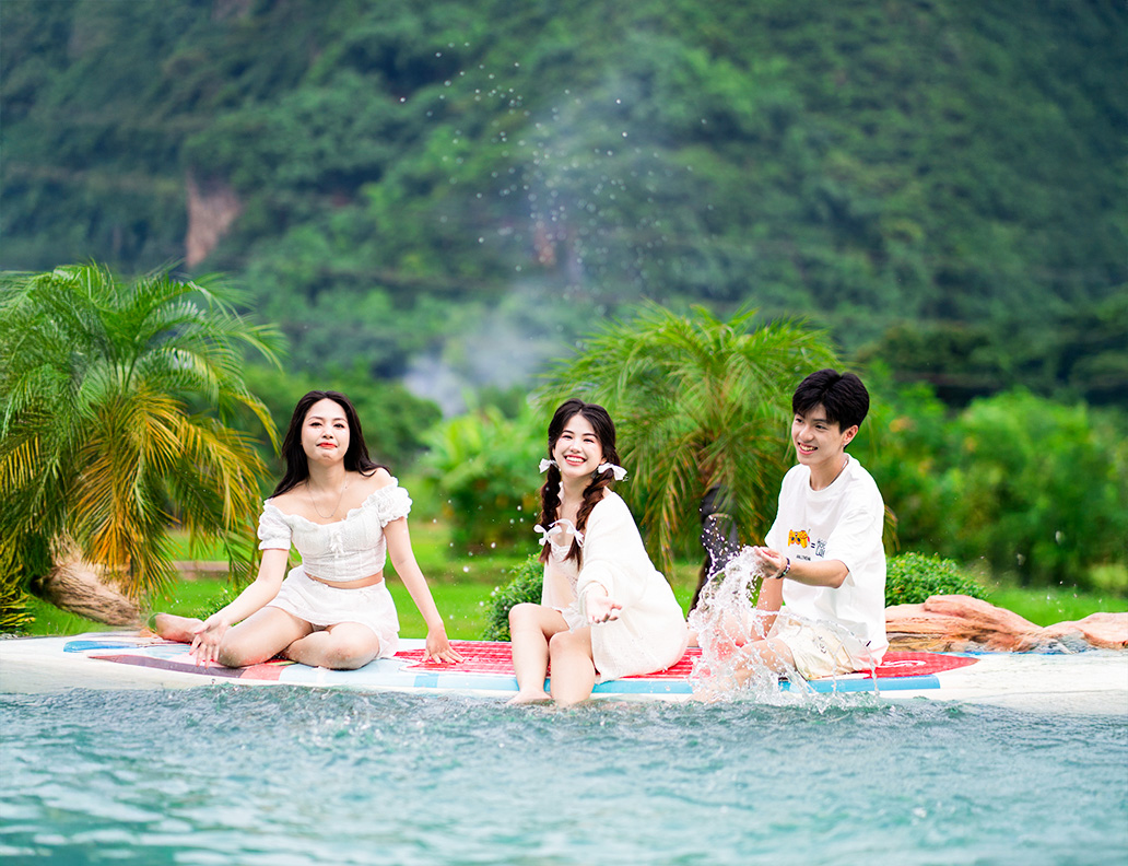 Bạn bè vui chơi bên bể bơi