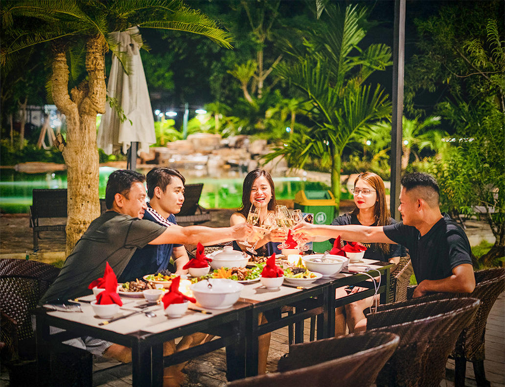 Bữa tối ngoài trời cùng bạn bè