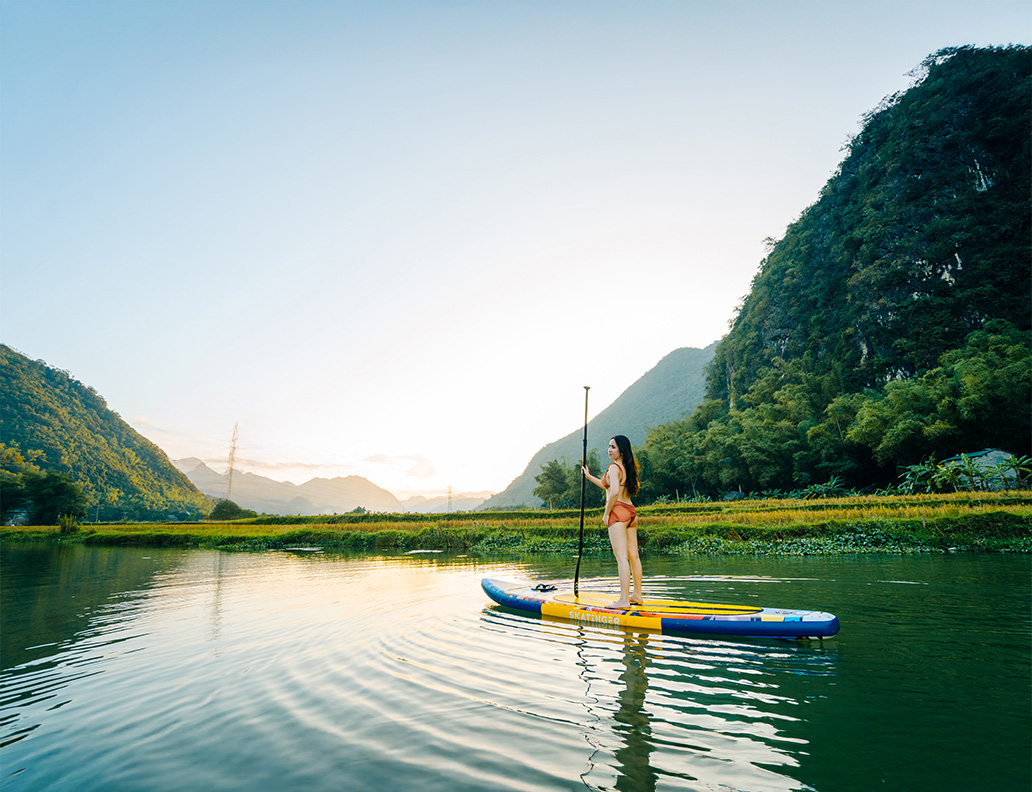 Chèo thuyền SUP trên sông giữa núi non hùng vĩ