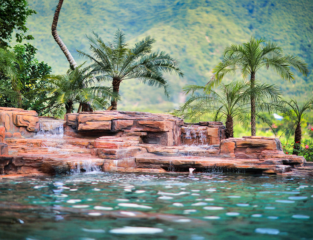 Bể bơi nhiệt đới với thác nước tự nhiên